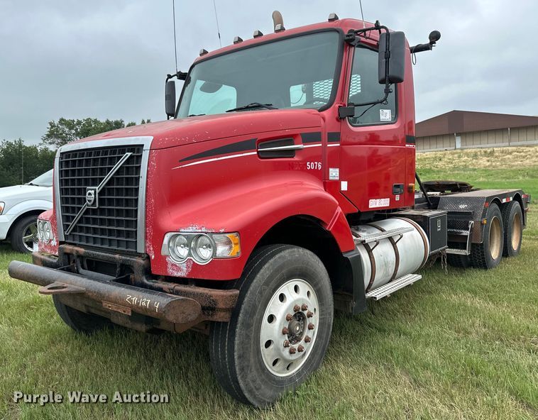 2007 Volvo VNL winch truck - EB2836