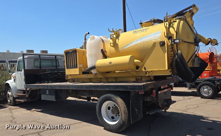 2001 International 4700 flatbed truck - EC3762