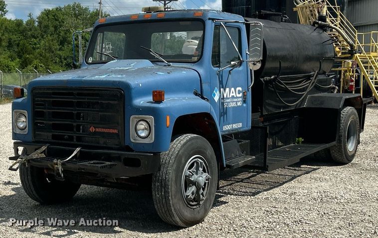 1989 International 1734 oil distributor truck - EK8316