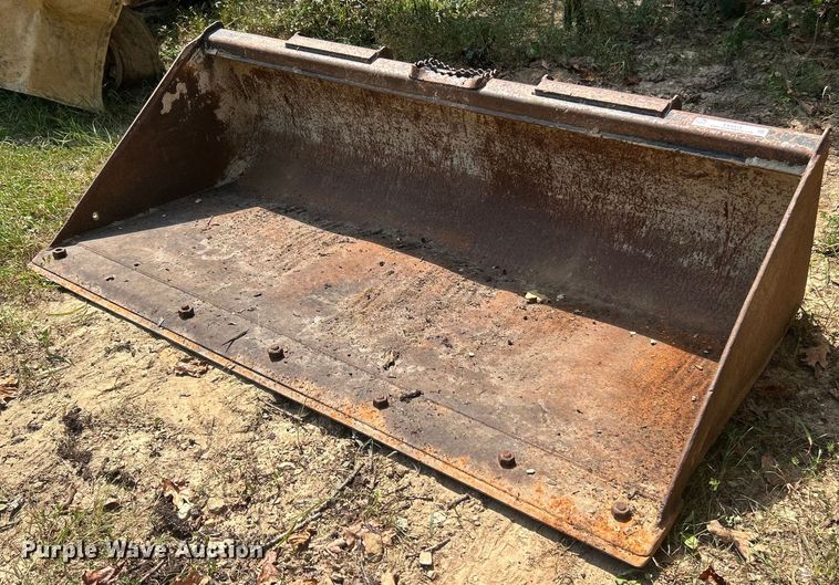 John Deere Worksite Pro skid steer bucket - EK8478