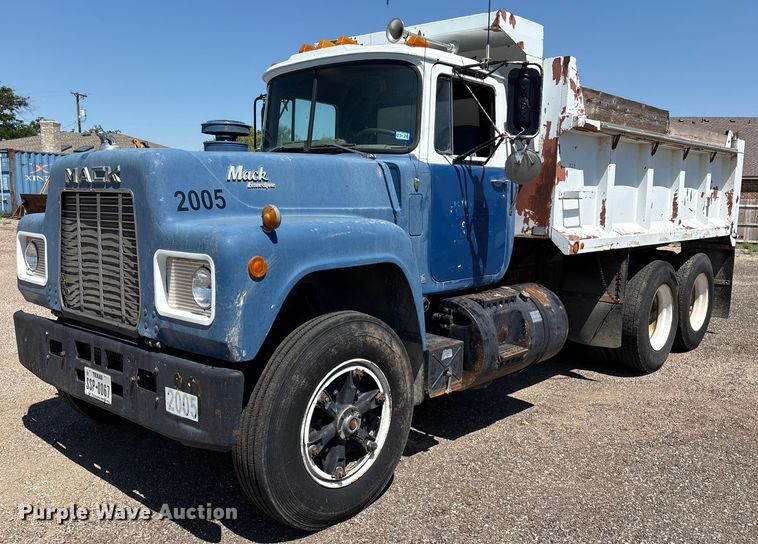 1984 Mack R686ST dump truck - EM0512