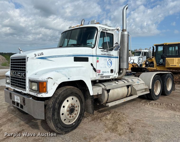 2000 Mack CH613 semi truck - EM0560