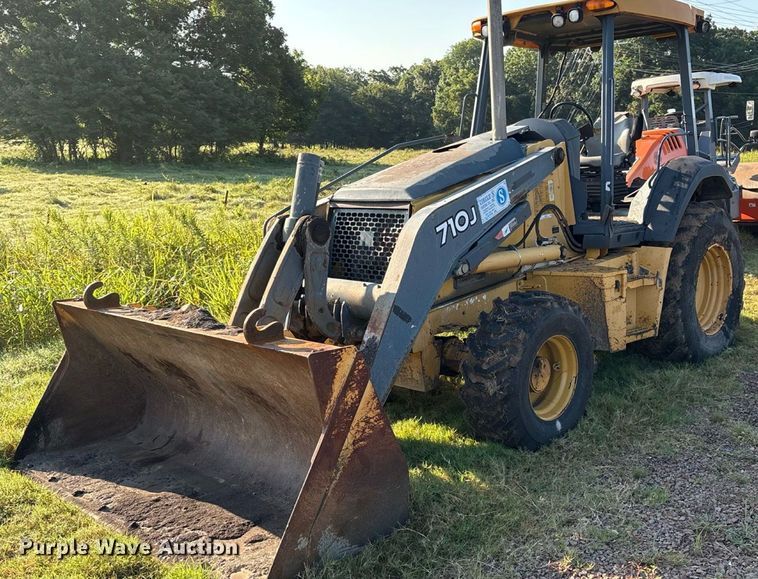 2009 John Deere 710J landscape tractor - EM0575