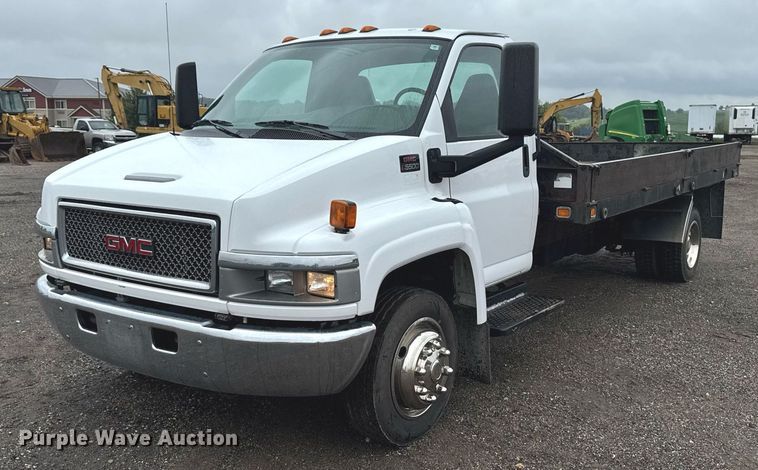 2005 GMC C5500 flatbed truck - EM2219