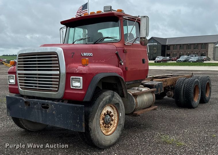 1995 Ford LT8000 truck cab and chassis - EM2220