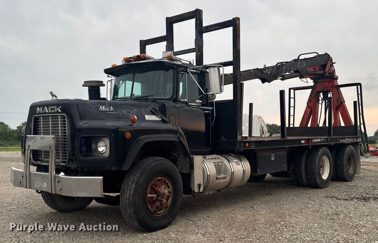 1990 Mack RB688S crane truck - EM2267