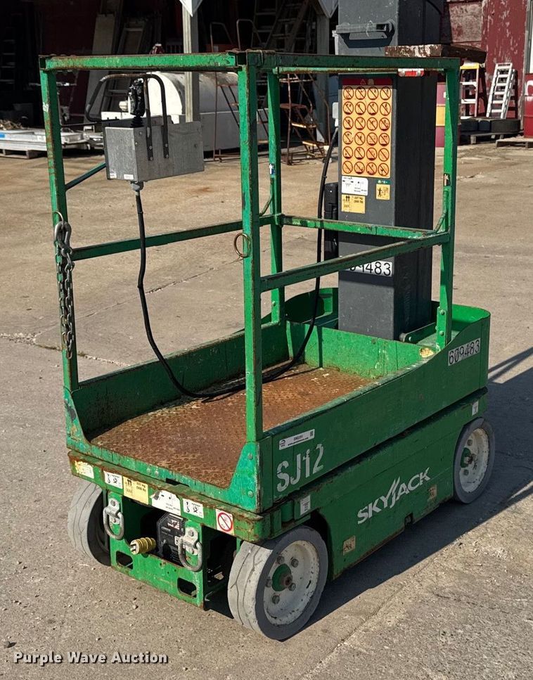 Skyjack SJ12 vertical lift - EM2291