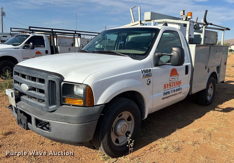 2006 Ford F350 Super Duty XL  utility bed pickup truck - EM5071