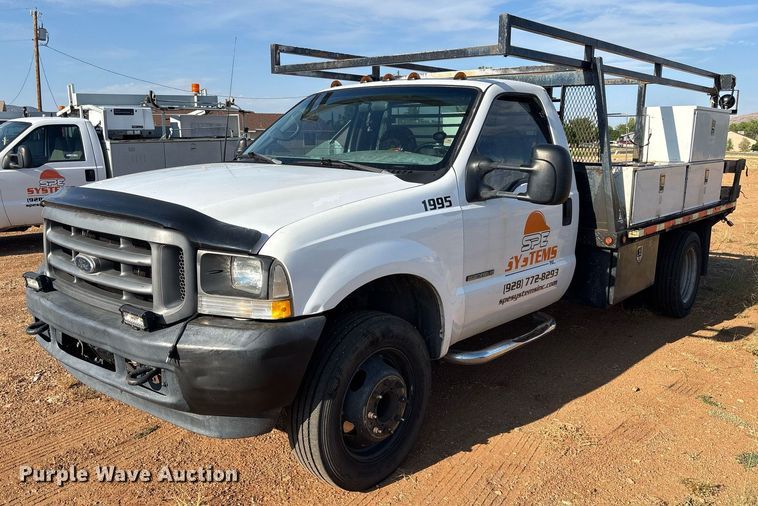 2002 Ford F450 Super Duty flatbed truck - EM5072