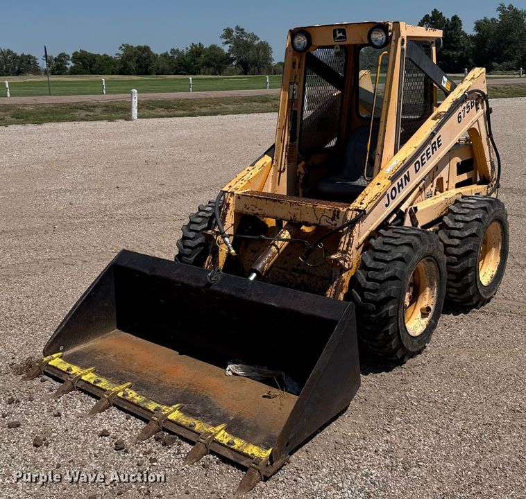 1990 John Deere 675B skid steer loader - ER2241