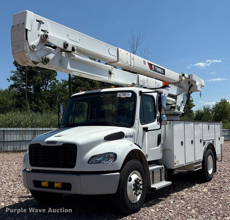 2022 Freightliner Business Class M2 bucket truck - YA0588