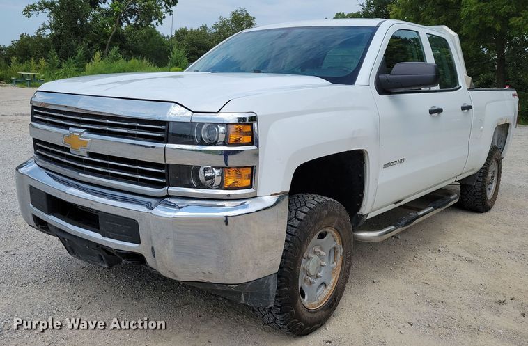 2015 Chevrolet  Silverado 2500HD Double Cab pickup truck - DX7411