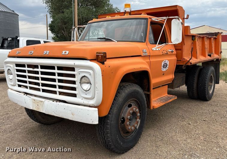 1977 Ford F700 dump truck - DX8031