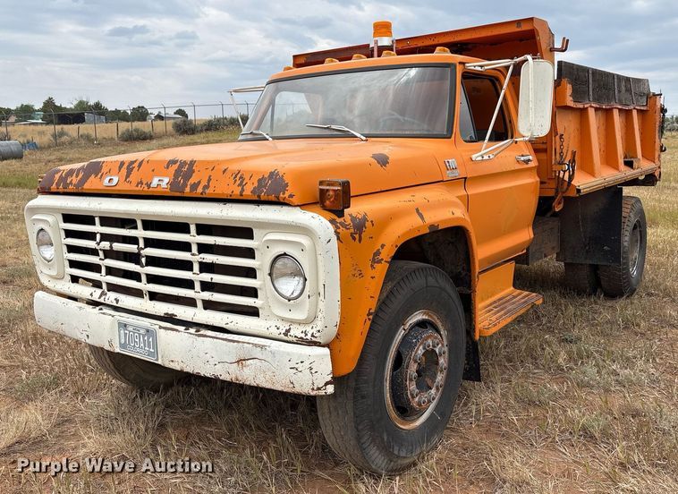 1977 Ford F700 dump truck - DX8037