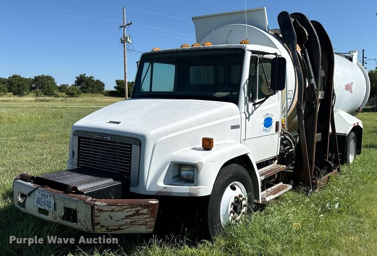 2001 Freightliner FL80 refuse truck - DZ8719