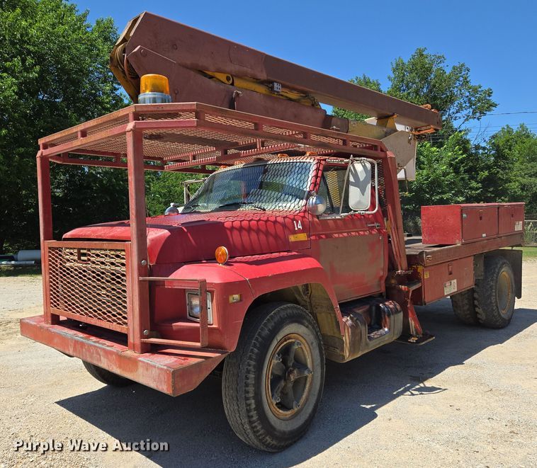 1982 Ford F700 bucket truck - EN8165