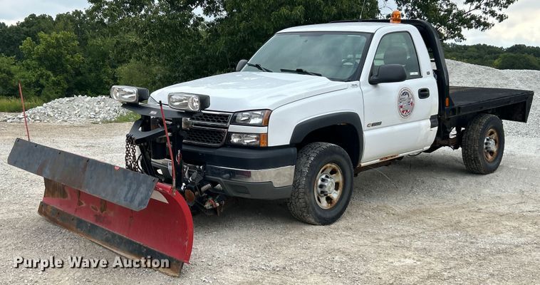 2005 Chevrolet Silverado 3500 flatbed pickup truck - ET3073