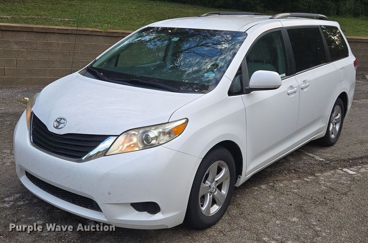 2011 Toyota Sienna LE van - EV1578
