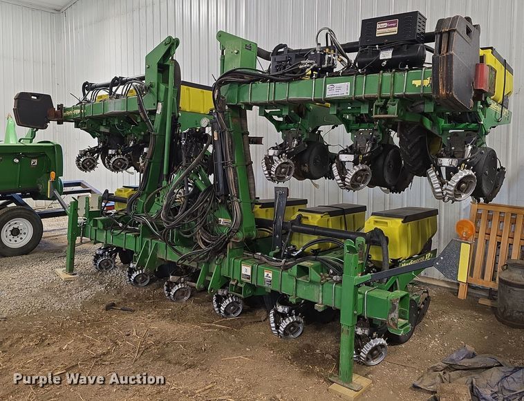 John Deere 1720 Max Emerge XP no-till planter - DR3975