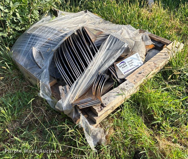 Approximately 55 pieces of auger flighting - DT3372