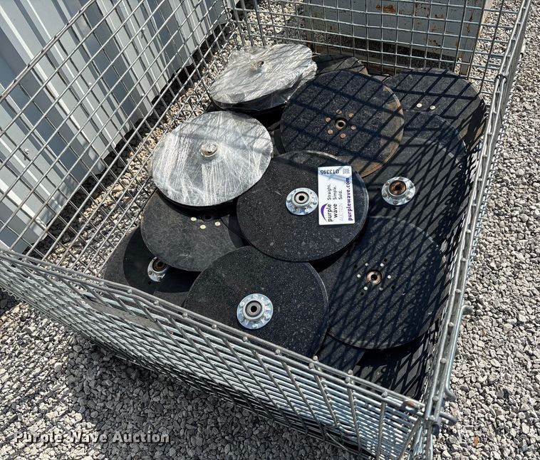 Approximately 100 disk blades - DT3395