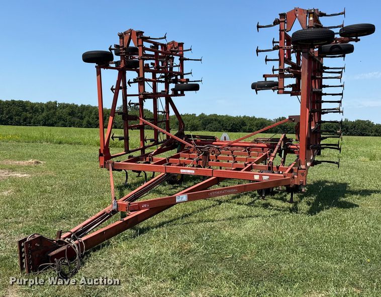 International 4700 vibra tiller field cultivator - DW2989