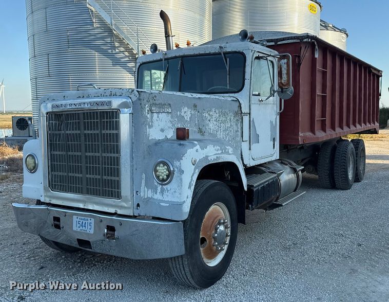 1972 International Transtar 4300 grain truck - DZ4219