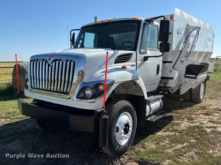 2012 International 7400 feed mixer truck - DZ8926