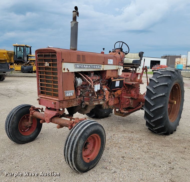 International Farmall 826 tractor - EA2515