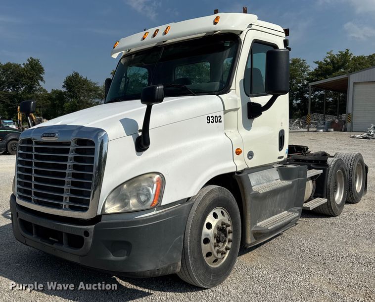 2015 Freightliner Cascadia semi truck - DJ9695