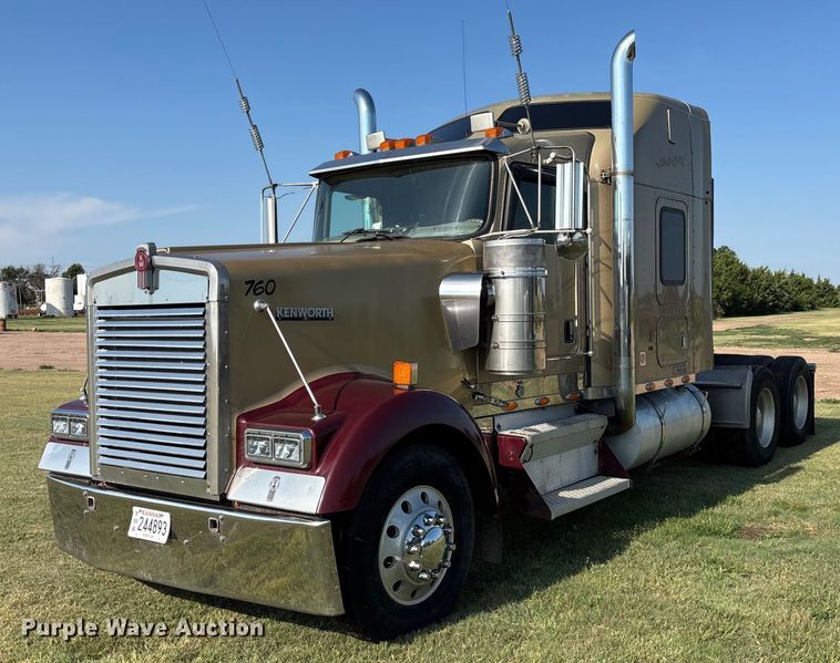 2005 Kenworth W900 semi truck - DT3277