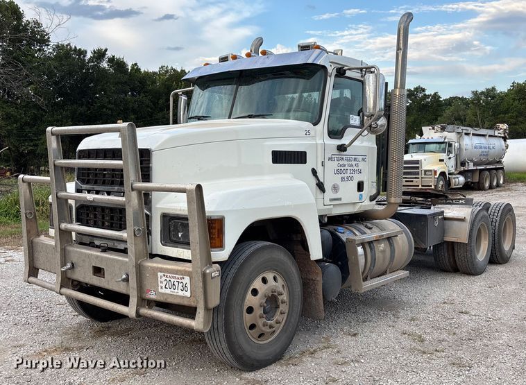 2022 Mack Pinnacle semi truck - DT3347