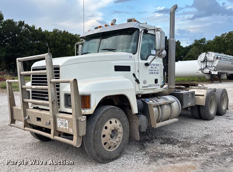 2020 Mack Pinnacle semi truck - DT3348