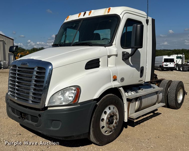 2012 Freightliner Cascadia semi truck - DW3493