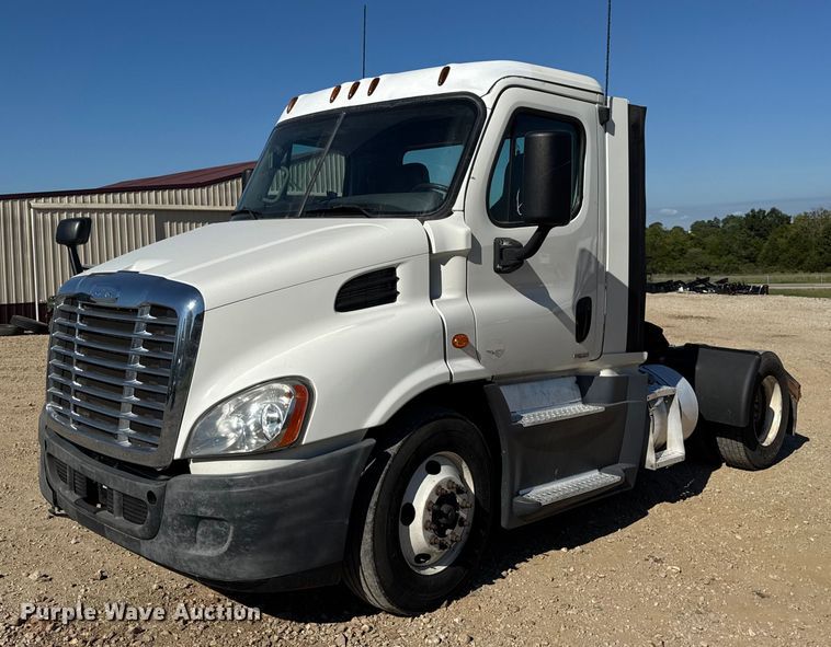 2017 Freightliner Cascadia semi truck - DW3494