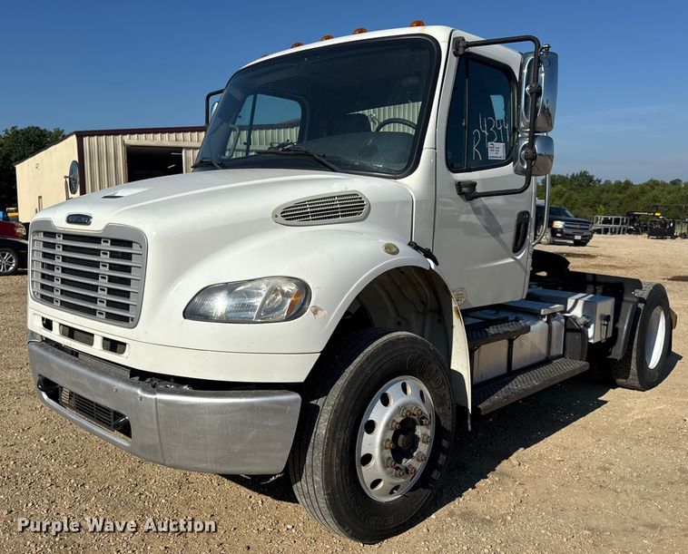 2015 Freightliner Business Class M2 semi truck - DW3496