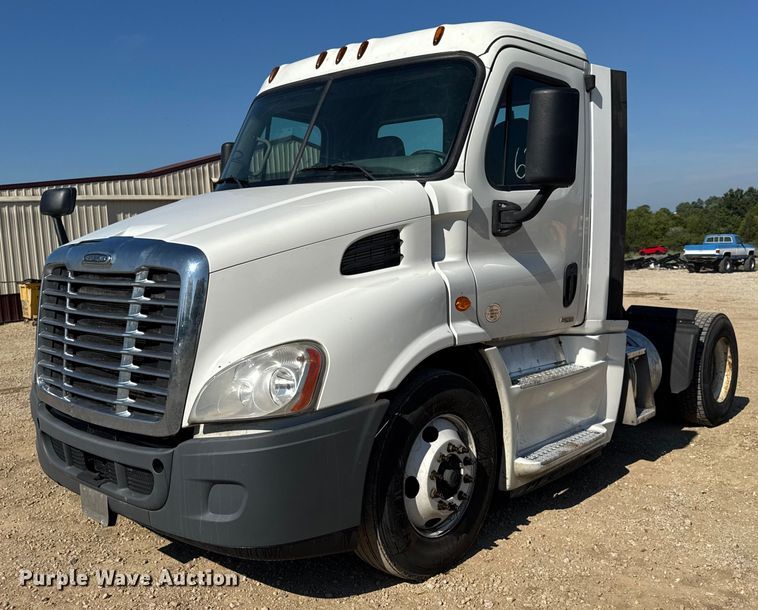 2017 Freightliner Cascadia semi truck - DW3498