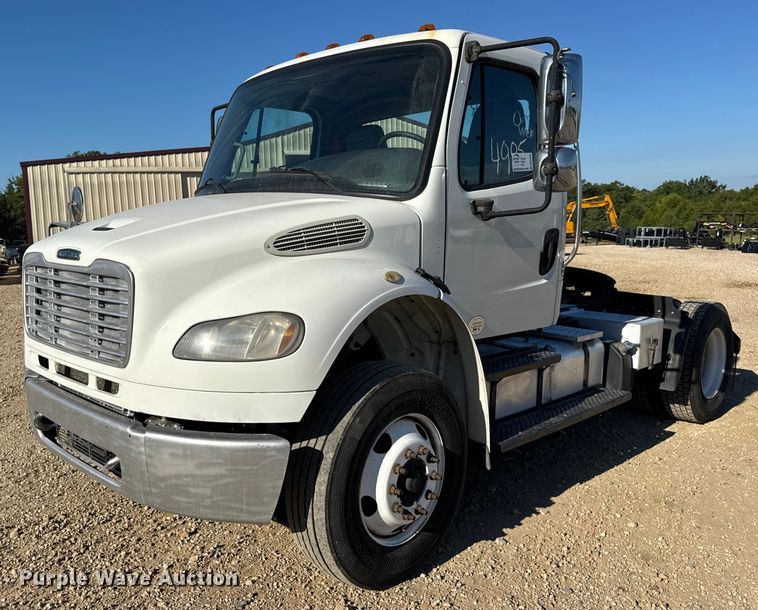 2015 Freightliner M2 semi truck - DW6530