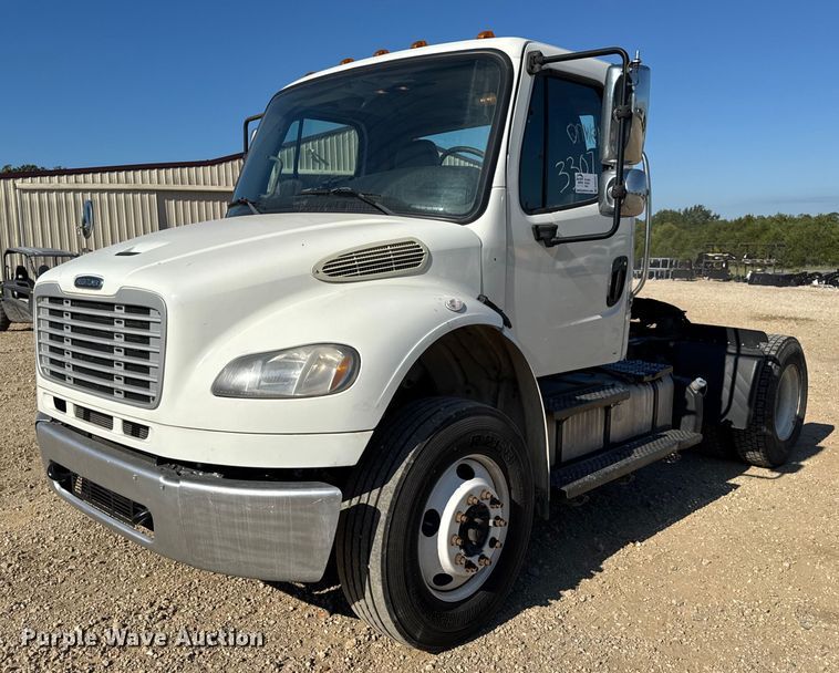 2014 Freightliner Business Class M2 semi truck - DW6531