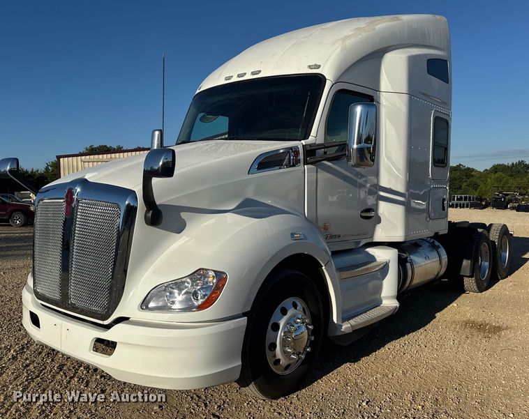 2020 Kenworth T680 Semi Truck - DW6532
