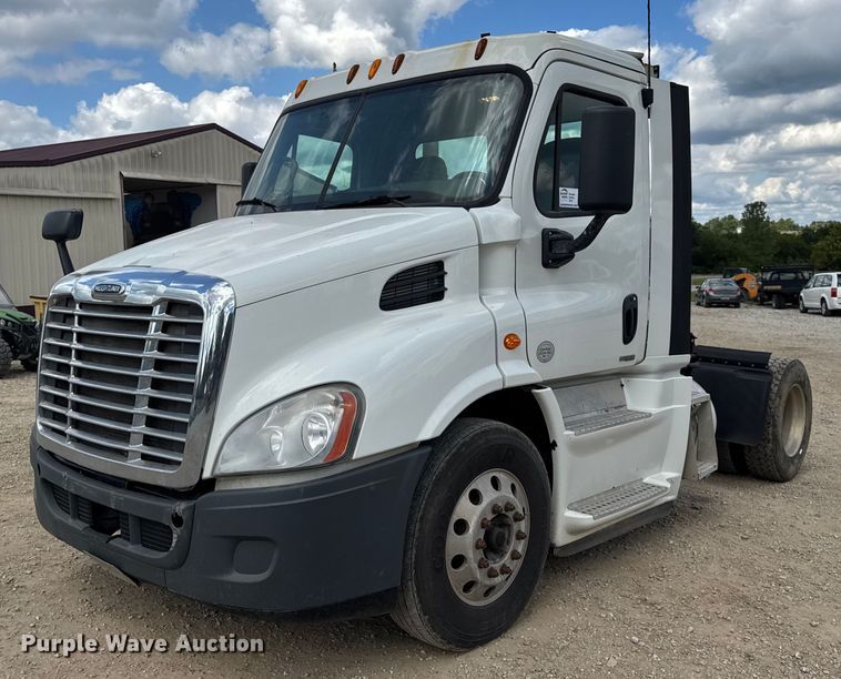 2014 Freightliner Cascadia semi truck - DW6534