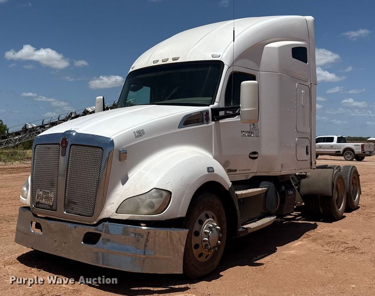 2014 Kenworth T680 semi truck - DX5583