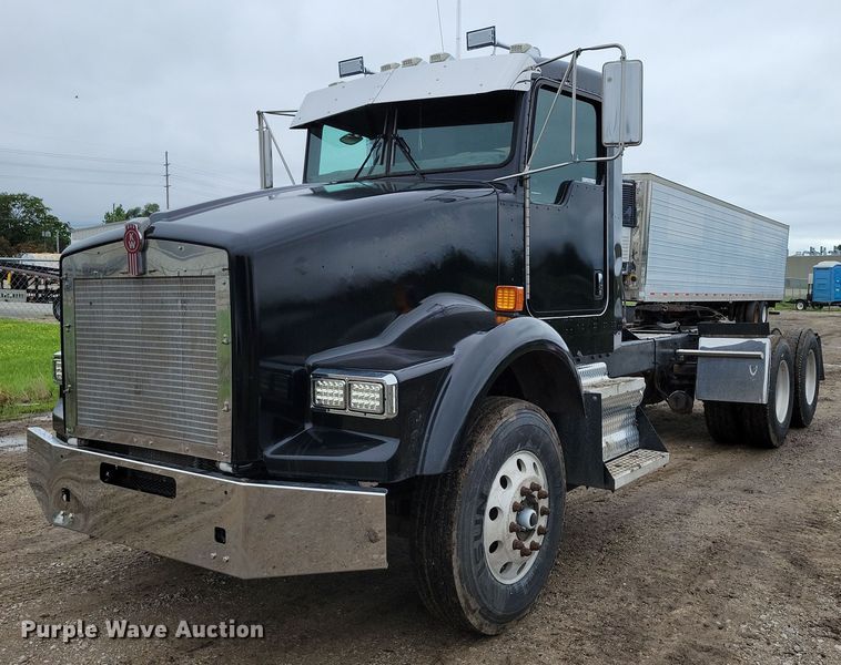 2006 Kenworth T800B semi truck - DX7207