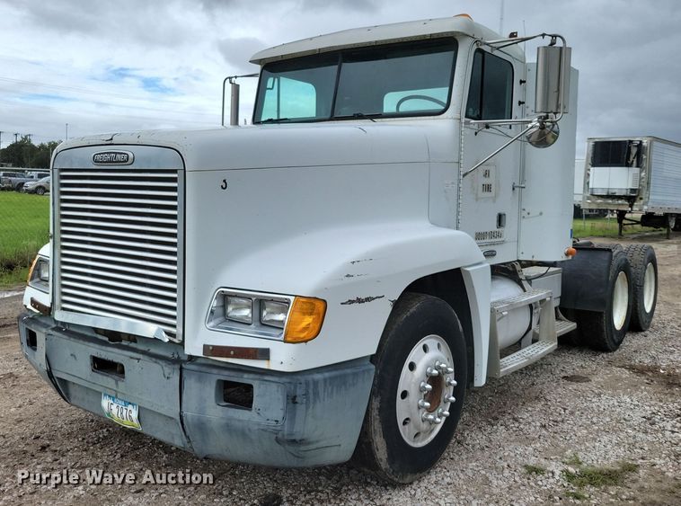 2000 Freightliner FLD semi truck - DX7210