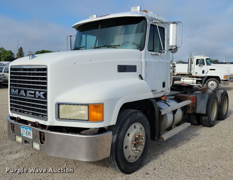 1999 Mack CH600 semi truck - DX7431