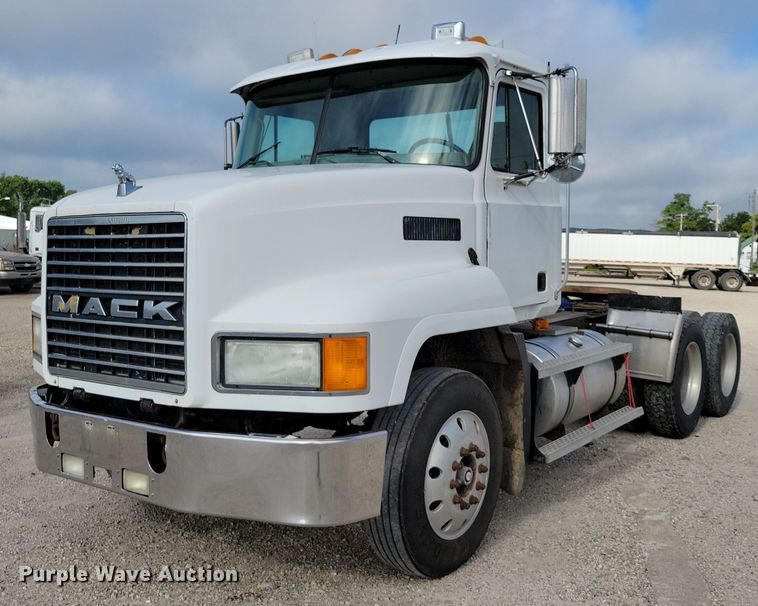 2003 Mack CH613 semi truck - DX7432