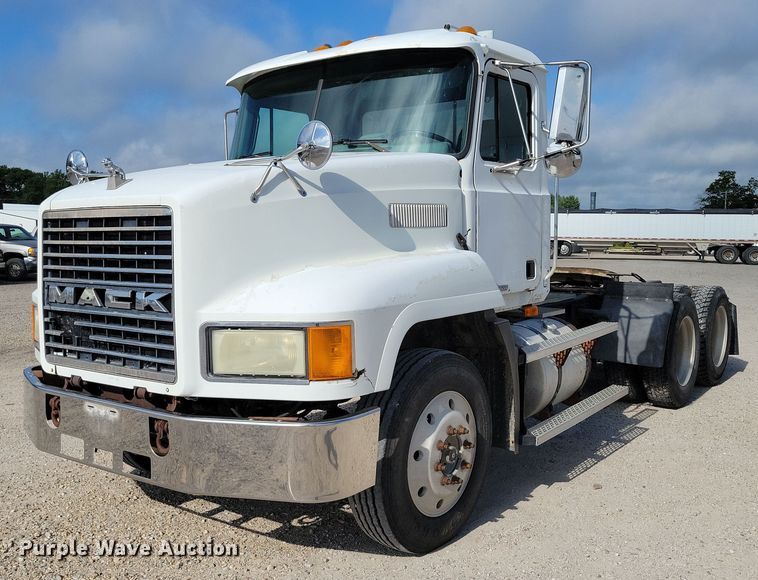 1999 Mack CH600 semi truck - DX7433