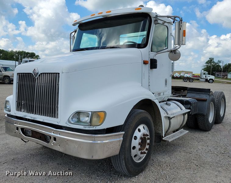 2005 International  9200i semi truck - DX7444