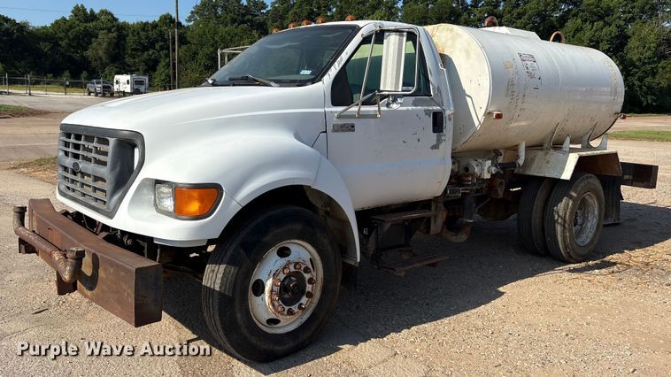 2000 Ford F650 water truck - DY0936