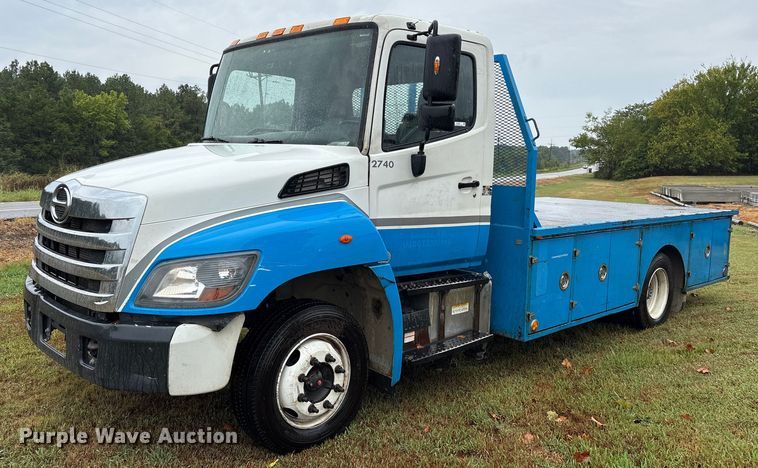 2017 Hino Conventional Type Truck flatbed truck - DY0944